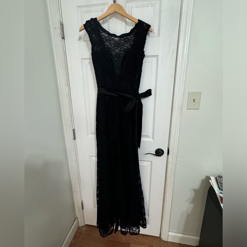 Women’s Black Lace Formal Dress